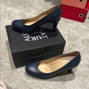Naturalizer work heels in Navy